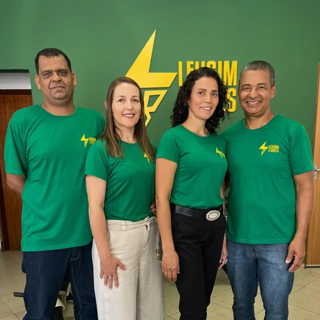 Equipe Leugim E-Bikes uniformizada na loja em Mateus Leme